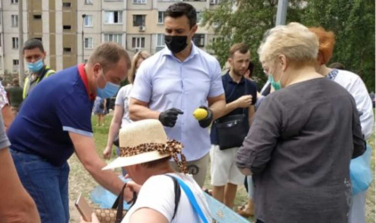 Николай Тищенко раздает Лимоны после взрыва дома в Киеве.
